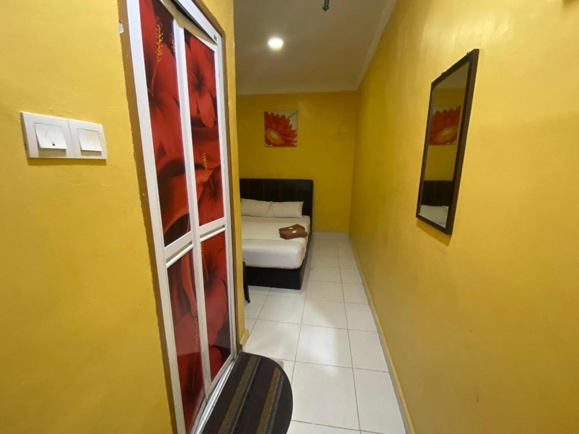 Oyo 91065 Hotel De Anjung Muadzam Shah Exterior photo