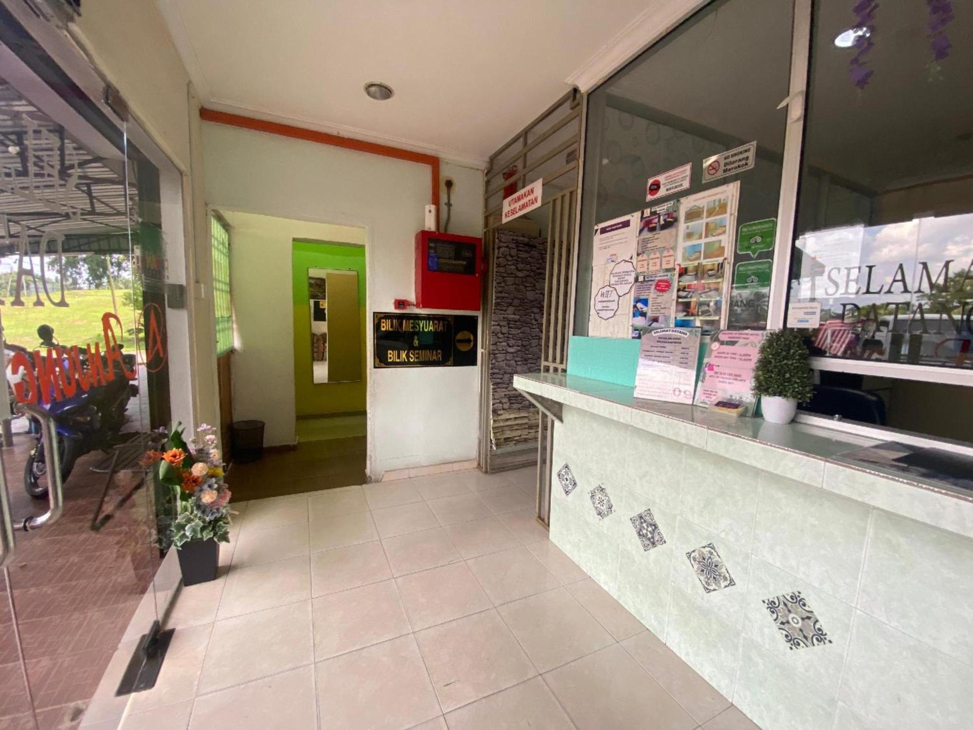 Oyo 91065 Hotel De Anjung Muadzam Shah Exterior photo
